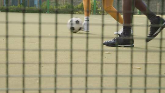 足球运动员踢足球的脚部特写视频素材模板下载