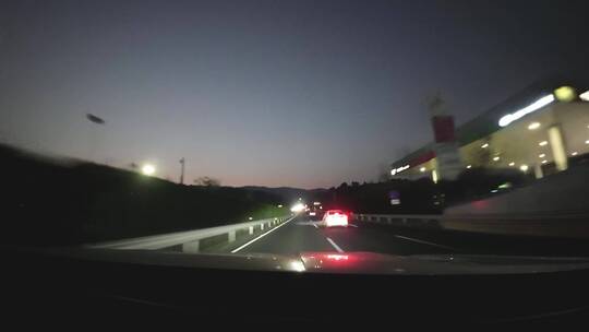 夜晚高速路行车
