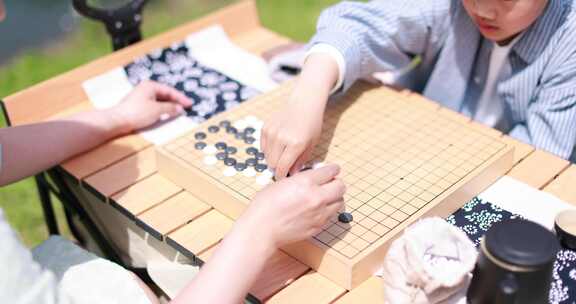 母子在湖边下围棋 踏青 春游