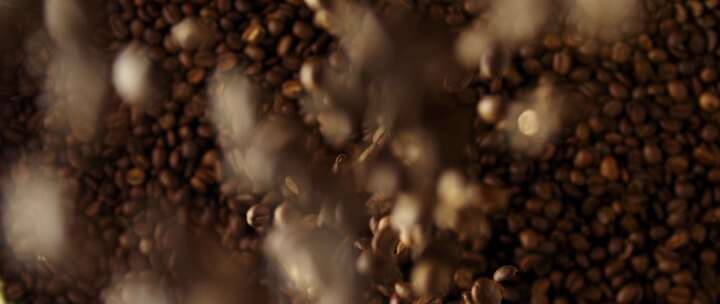 咖啡豆掉进一堆