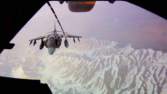 一架喷气式战斗机在阿富汗上空加油