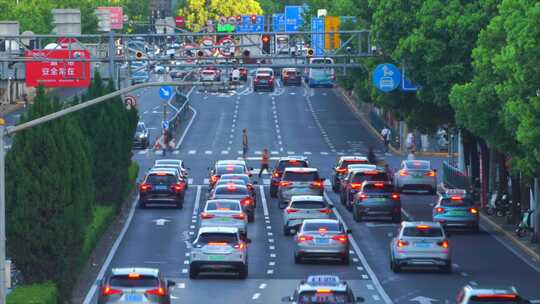 车水马龙的城市交通拥堵交通拥挤尾气排放