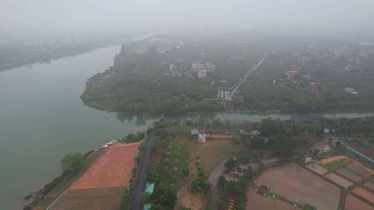 春天烟雨下的河流航拍