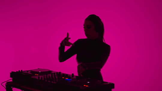 性感的女士与耳机跳舞和混合轨道通过现代D视频素材模板下载