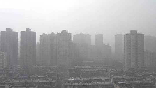 西安城市下大雨暴雨古城路边下雨