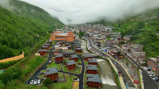 航拍四川阿坝四姑娘山特色小镇风光