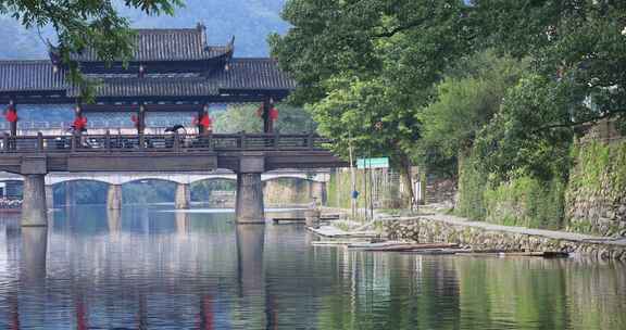 清晨阳光风雨桥古建筑唯美光影