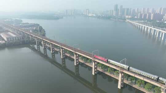 九江城市列车航拍城市火车行驶城市铁路交通