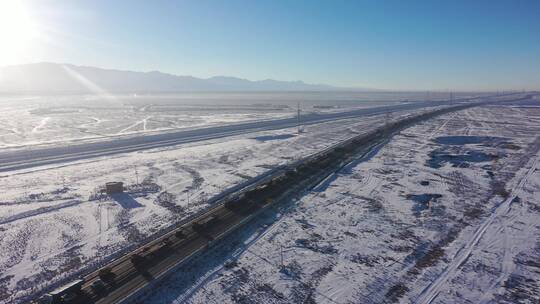 雪后山区高速公路拥堵车流