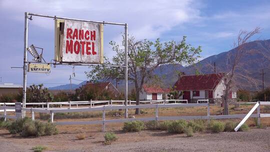 乡村公路旁废弃的牧场汽车旅馆视频素材模板下载