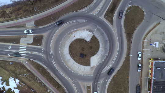 当机动车辆进出环形交叉路口时，空中仍然拍摄了在环形交叉路口上方盘旋的照片视频素材模板下载