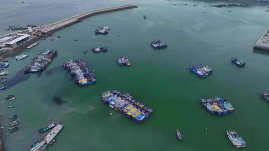 福建漳州超强台风影响渔船进港避风视频素材模板下载