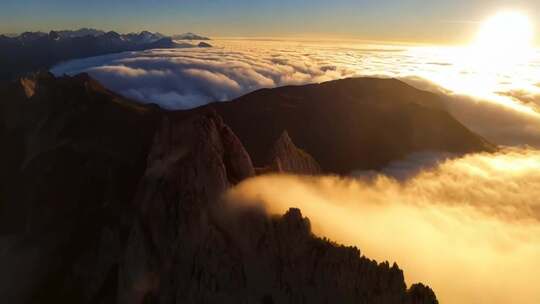 高山云海日出全景