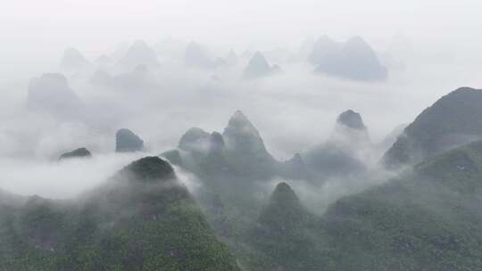 航拍广西桂林烟雨漓江水墨画