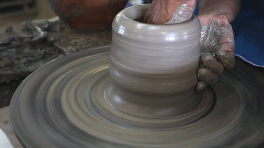 陶工轮上制作陶器特写