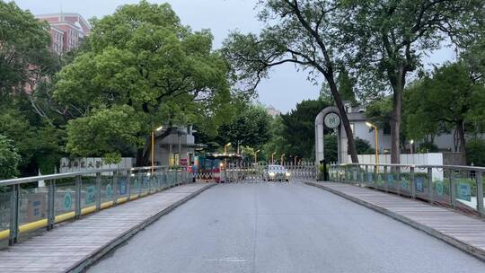 上海封城中的封闭桥面