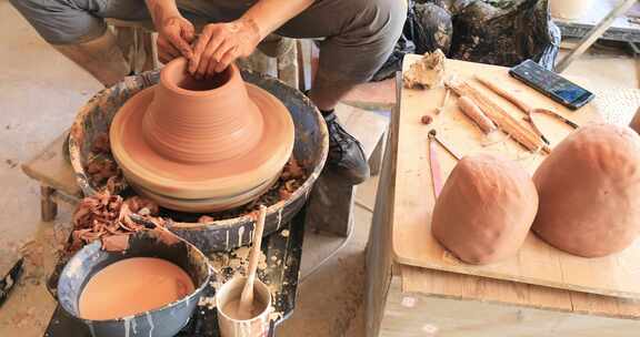 陶工雕刻制作陶土瓷器小壶手部特写沉浸解压