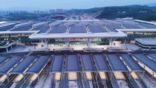 俯瞰现代化高铁站建筑