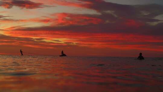 夕阳黄昏海上冲浪