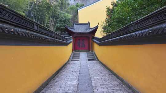 黄色围墙寺庙过道航拍