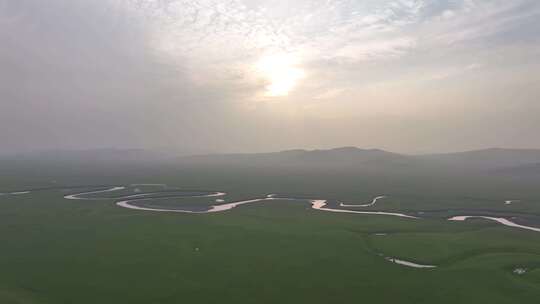 航拍夏日雾霭草原曲河莫日格勒河