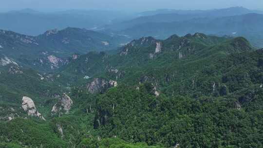 河南伏牛山山脉平顶山尧山层峦叠嶂的山峰