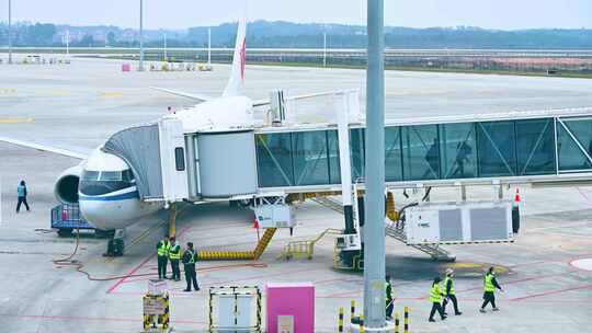 机场玻璃廊桥旅客登机下飞机视频素材模板下载