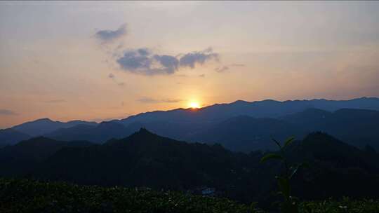 大山里的夕阳大山日落晚霞山脉落日黄昏