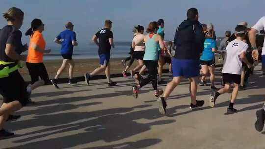 海边跑步的人群02视频素材模板下载