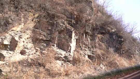 路边裸露岩石山体景象