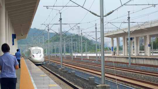 贵州遵义站火车站过站的高铁动车组