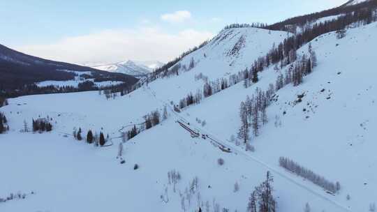 航拍新疆冬季喀纳斯湖雪景雪山森林冰河晨雾