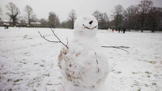 雪地里堆雪人视频素材模板下载