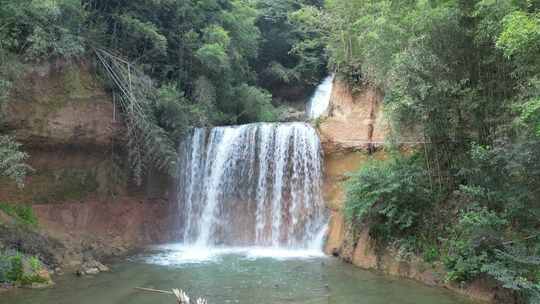 西安白鹿原鲸鱼沟碧水飞瀑悬幔壮观飞珠溅玉