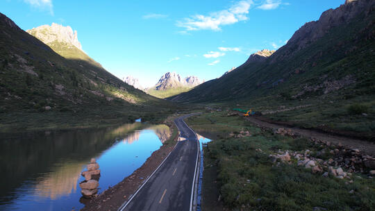 航拍四川阿坝州莲宝叶则道路山峰自然风光