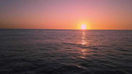 航拍大海日出海浪翻滚金色海面唯美朝阳