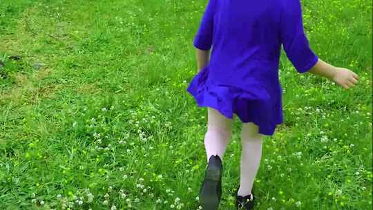 小女孩春天草地上奔跑