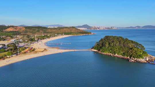 空中俯瞰岩石海岸边的碧绿海水