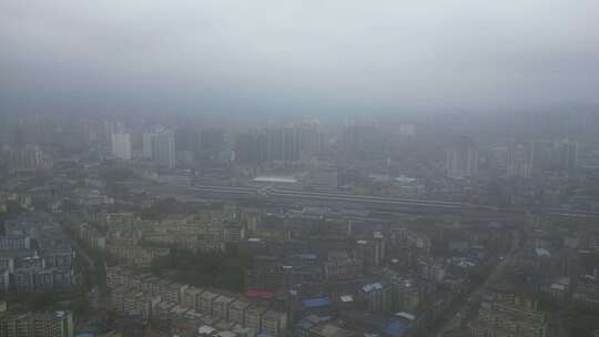 雨季迷雾中的城市航拍视频素材模板下载
