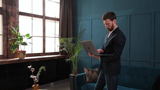 一个优雅的商人的肖像，在豪华的蓝色办公室内部有笔记本电脑