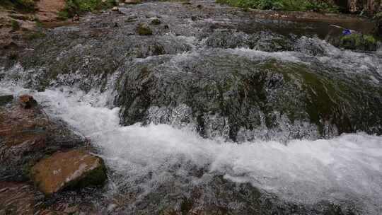 峡谷河流清澈溪水缓慢流淌