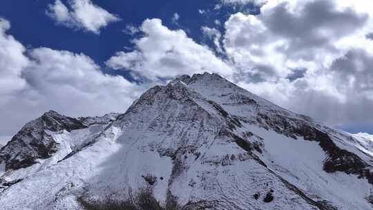 雪山山谷从云雾缭绕到烟消云散