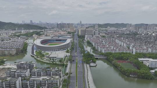 晴朗天空下的城市航拍