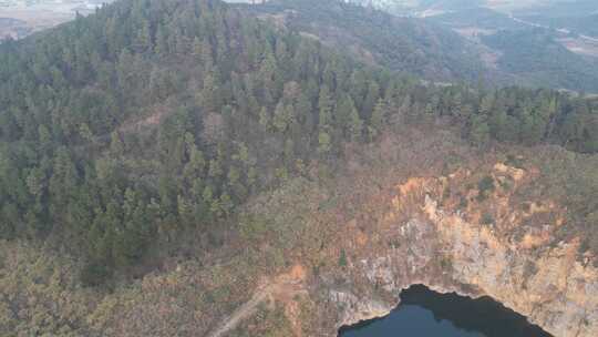 航拍山顶天然水库