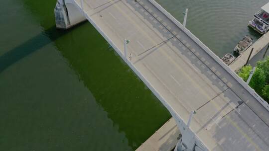 无人机拍摄河中的皮划艇