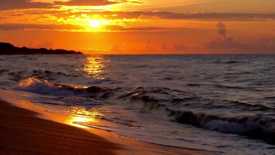 美丽的金色夕阳映入大海