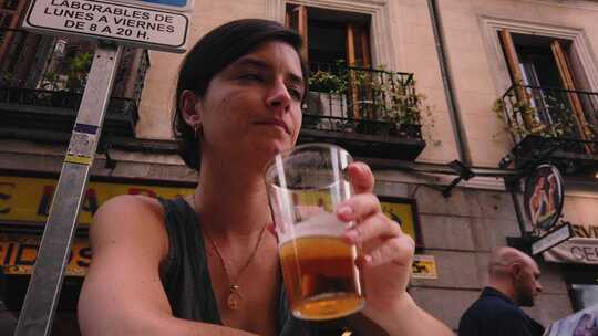 女人在街边喝啤酒