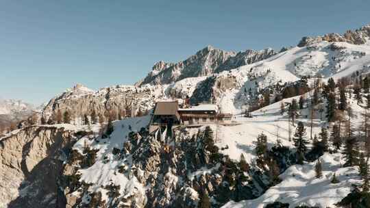 航拍雪山上的滑雪小屋