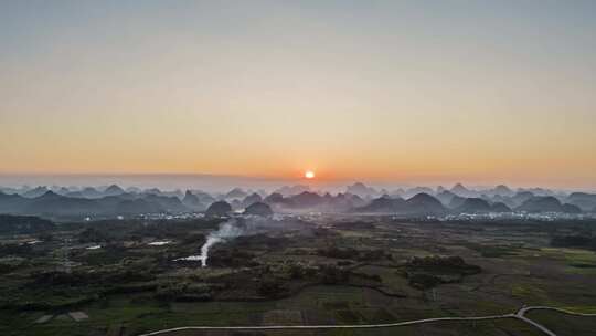 从高处拍摄的山脉日出壮丽景观