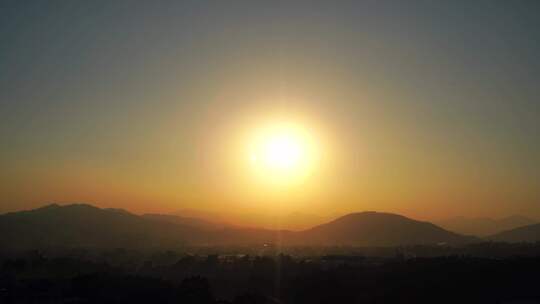 傍晚山峰日落延时唯美夕阳乡村黄昏天空晚霞